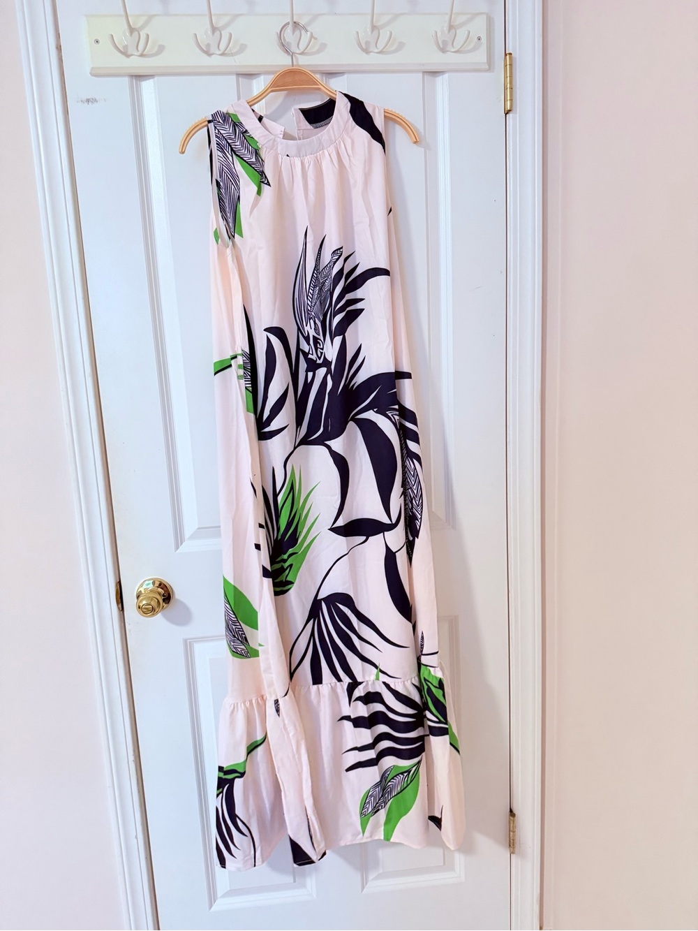 Sleeveless Tropical Print Maxi Dress in White, Black & Green。Large